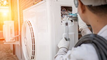 Klimatechniker und ein Teil der Vorbereitung für die Installation einer neuen Klimaanlage. Techniker Vakuumpumpe evakuiert und Überprüfung der neuen Klimaanlage | © Adobe Stock